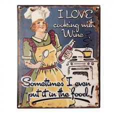 Béžovo-modrá nástěnná kovová cedule I love cooking with wine – 20x25 cm