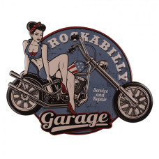 Nástěnná kovová cedule Garage se slečnou v pin-up stylu – 60x1x46 cm